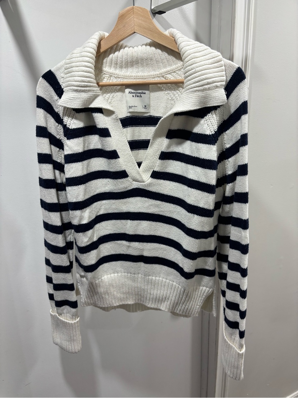 Abercrombie & Fitch Women's Cream and Navy Striped Knit Sweater